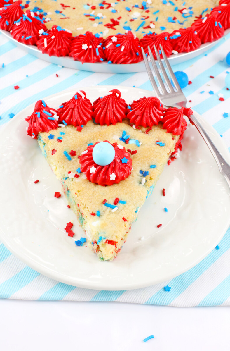Crowd-Pleasing Patriotic Cookie Cake: Perfect for Any Summer Holiday
